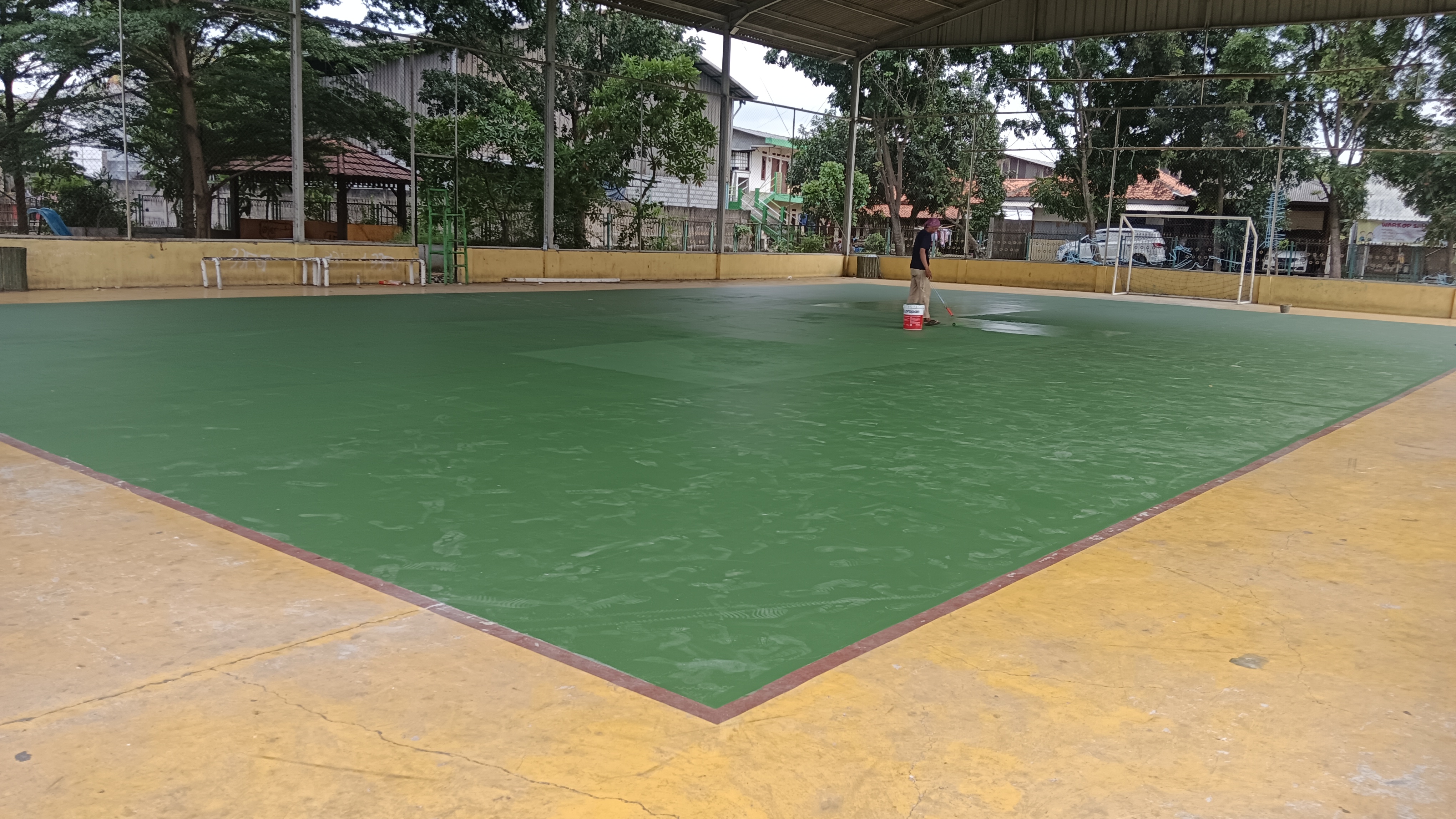 Pengecatan lapangan dan penggantian lampu yang mati lapangan futsal